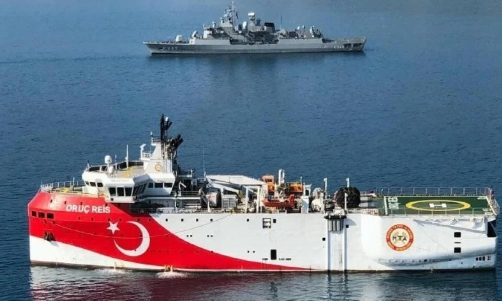Σε "στενό κλοιό" το Oruc Reis: Όλο το παρασκήνιο της παρενόχλησης Δένδια - Που βρίσκεται το "Kanuni"